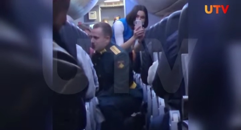 Парень сделал девушке предложение на борту самолета Москва - Уфа