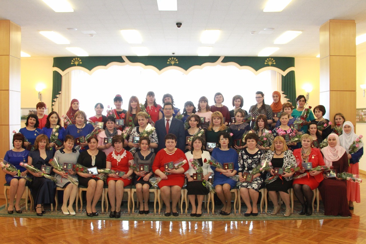 Награждение многодетных матерей 2023 смоленск. Награждение многодетных матерей. Материнская слава медаль республика башкортостан. Награждение многодетных матерей. Орден многодетной матери 2021.