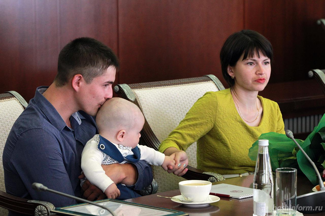 Эмблема укытыусы остаз йылы. Башкирская семья. Ғаилә йылы 2024 йыл. Финал новогодних семейных игр в уфе. С днем семьи на татарском языке.