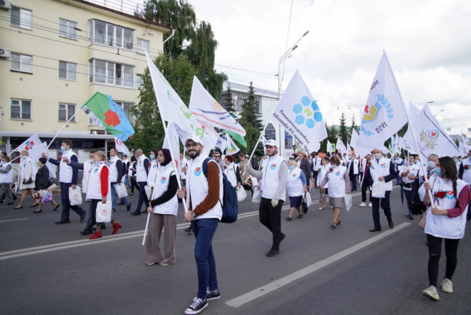 шествие врачей уфа. шествие докторов. шествие врачей уфа. медицинский округ. парад медработников в уфе.