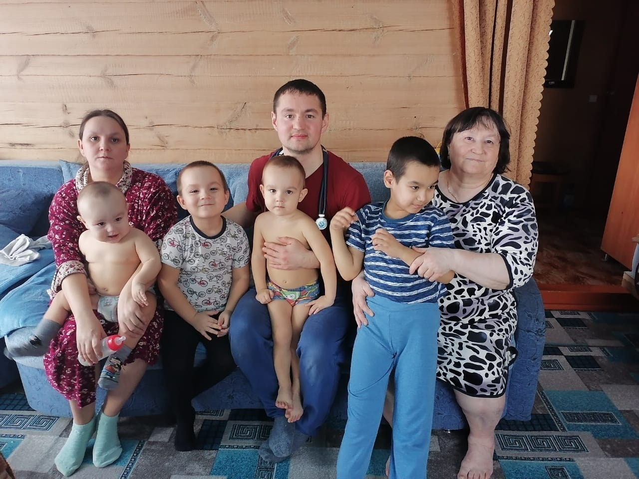 Гузель Айратовна (справа), средний сын Эльвир с племянниками и жена старшего сына Венера - Диана