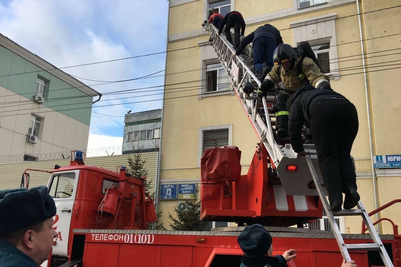 В первую очередь эвакуируют. Эвакуация людей при пожаре. Пожарные эвакуируют людей. Эвакуация из здания. Эвакуация из пожара.