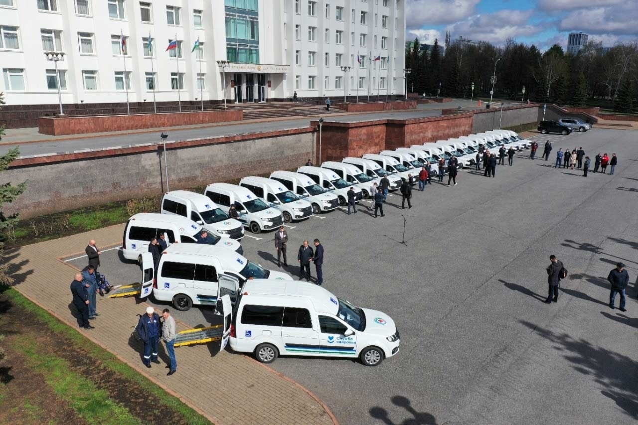 Радий Хабиров передал больницам 22 новых автомобиля