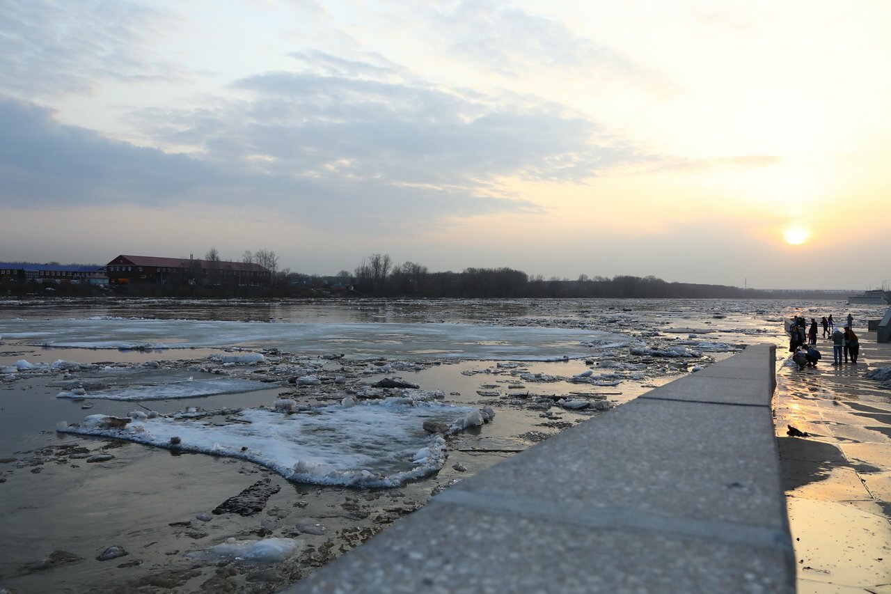 Ледоход в уфе 2024 на белой. Ледоход на реке белая 2022. Ледоход в Оренбурге 2022. Ледоход Уфа. Ледоход в Твери 2022.