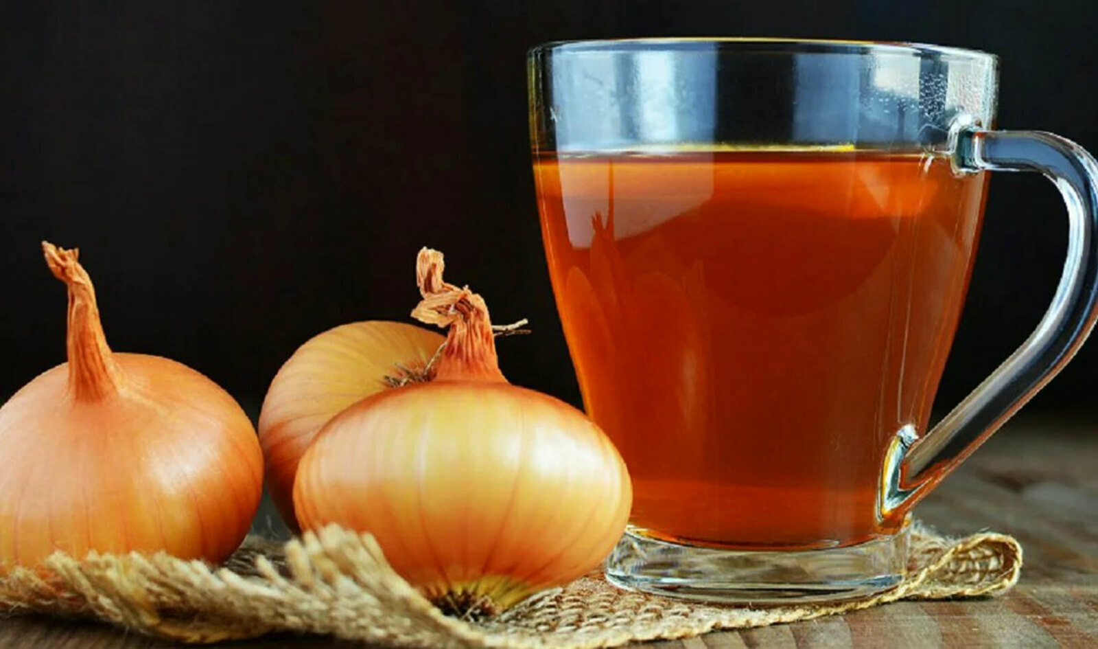 Шелуха от лука. Луковый отвар принимать. Луковая шелуха отвар. Настой из луковой шелухи. Луковый настой.
