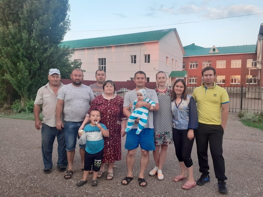 Вся семья в сборе - родители, все четверо детей, невестка и внуки