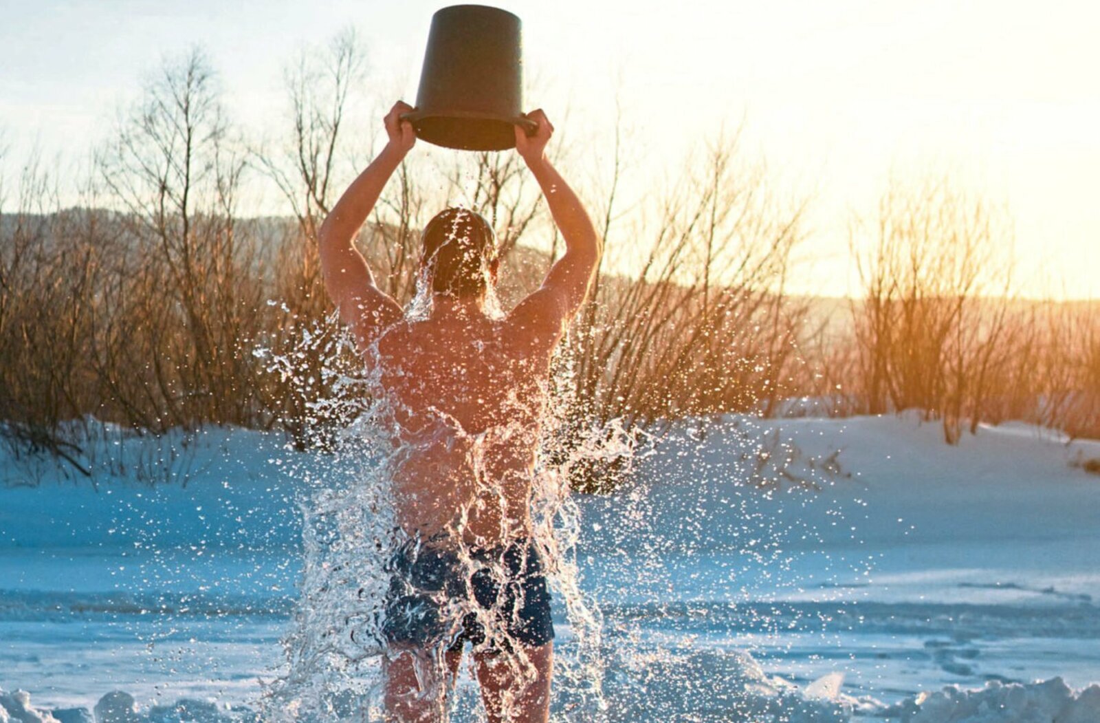 Лечение холодной водой. Закаливание фото. Закаливание водой. Закаливание организма обливание.