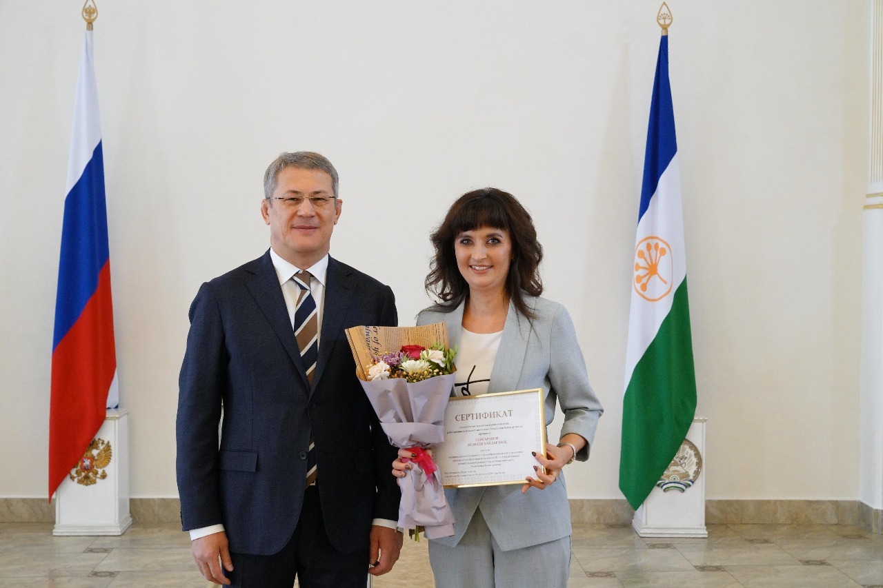 хабиров радий вручение грантов. грант главы республики башкортостан радий хабиров вручение. учитель башкортостана журнал. президент башкортостана 2021 жена лариса. каримов салават гайсич учитель башкортостана.