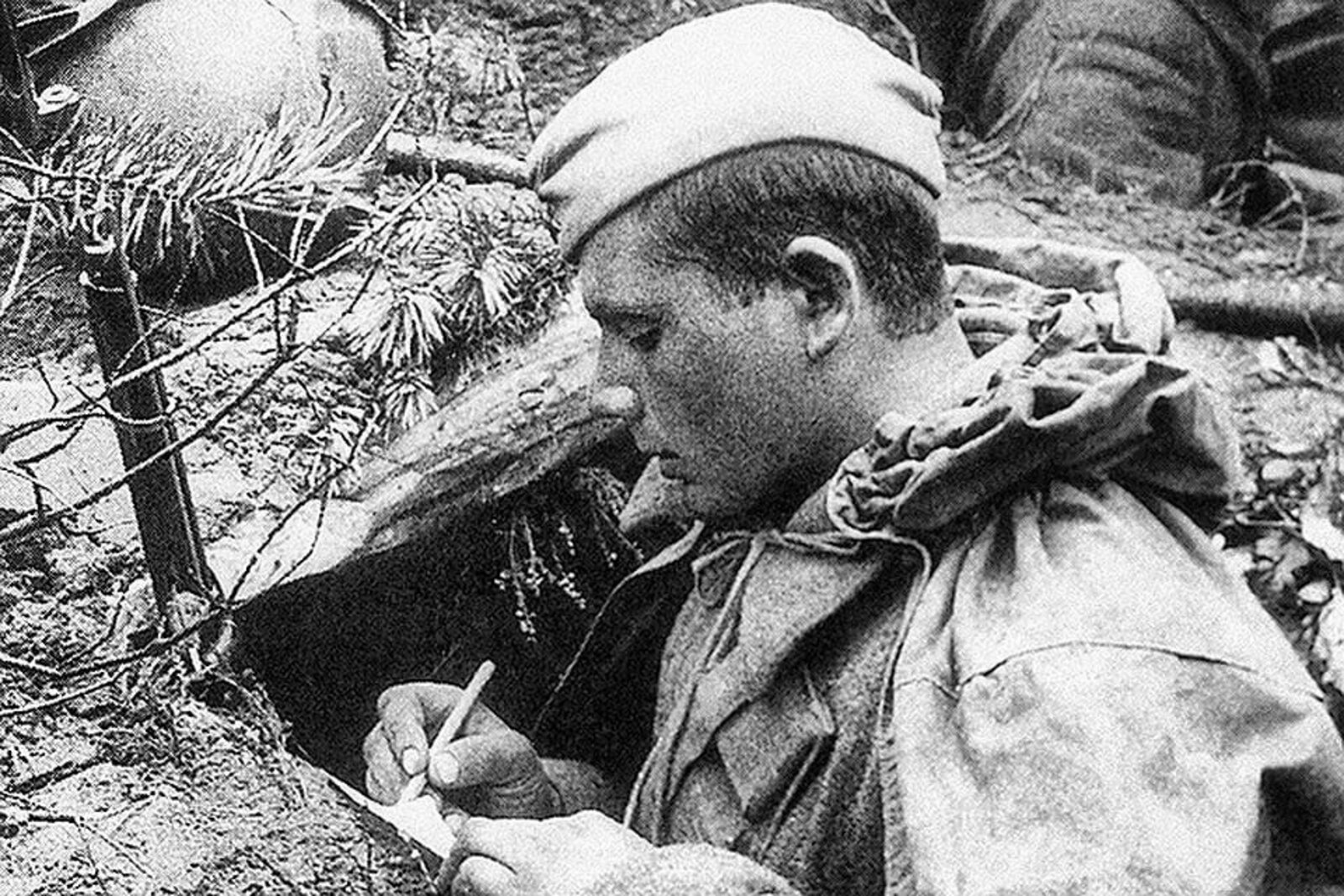 Читать про вов. Солдаты в окопах война 1941-1945. Солдат в окопах ВОВ 1941-1945. Солдаты на фронте.