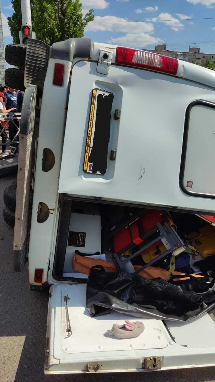 В Уфе в результате ДТП опрокинулся автомобиль скорой помощи