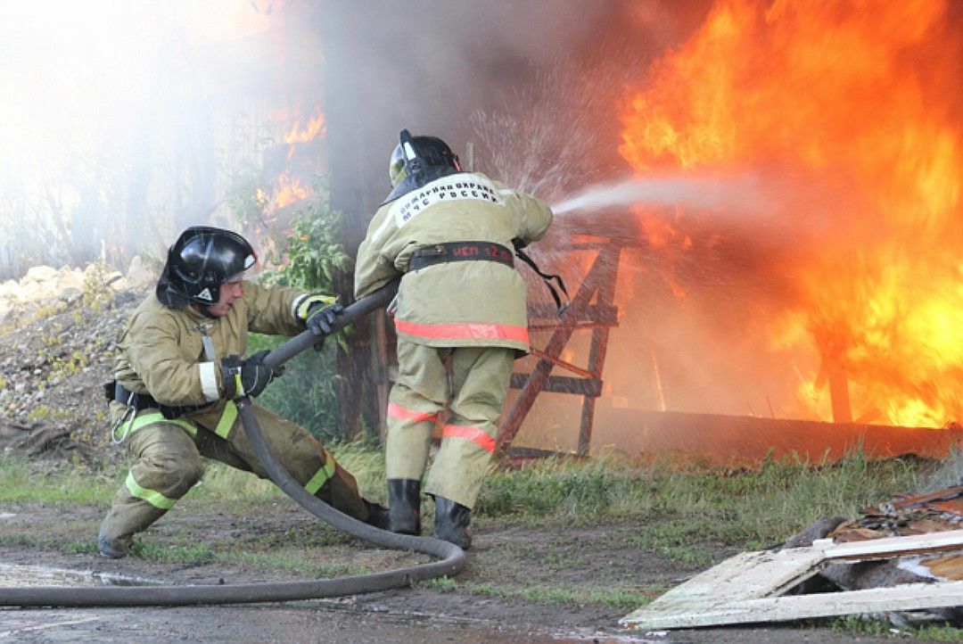 Добровольный пожарный на пожаре. Лесные пожары мчс. Тушение пожаров в лесах. Тушение пожара. Показать тушение пожаров.