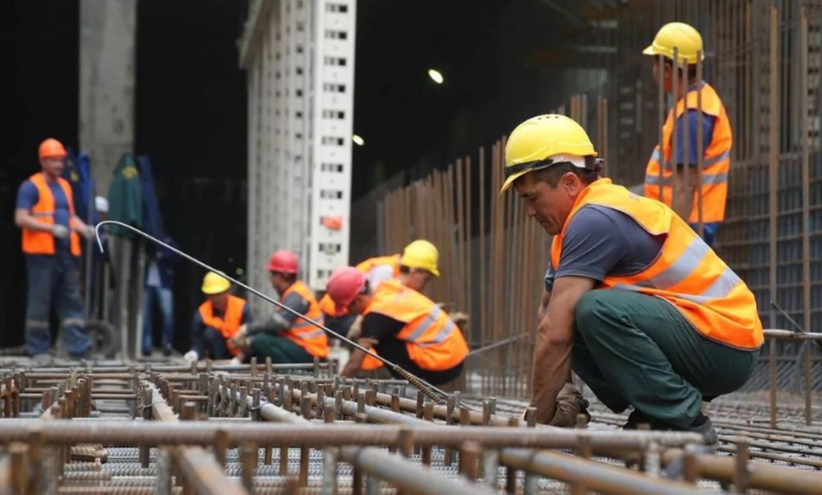 Иностранные рабочие 2023 год. Фабрика профессий. Строители. Рабочий фото. Иностранные рабочие 2023 год.