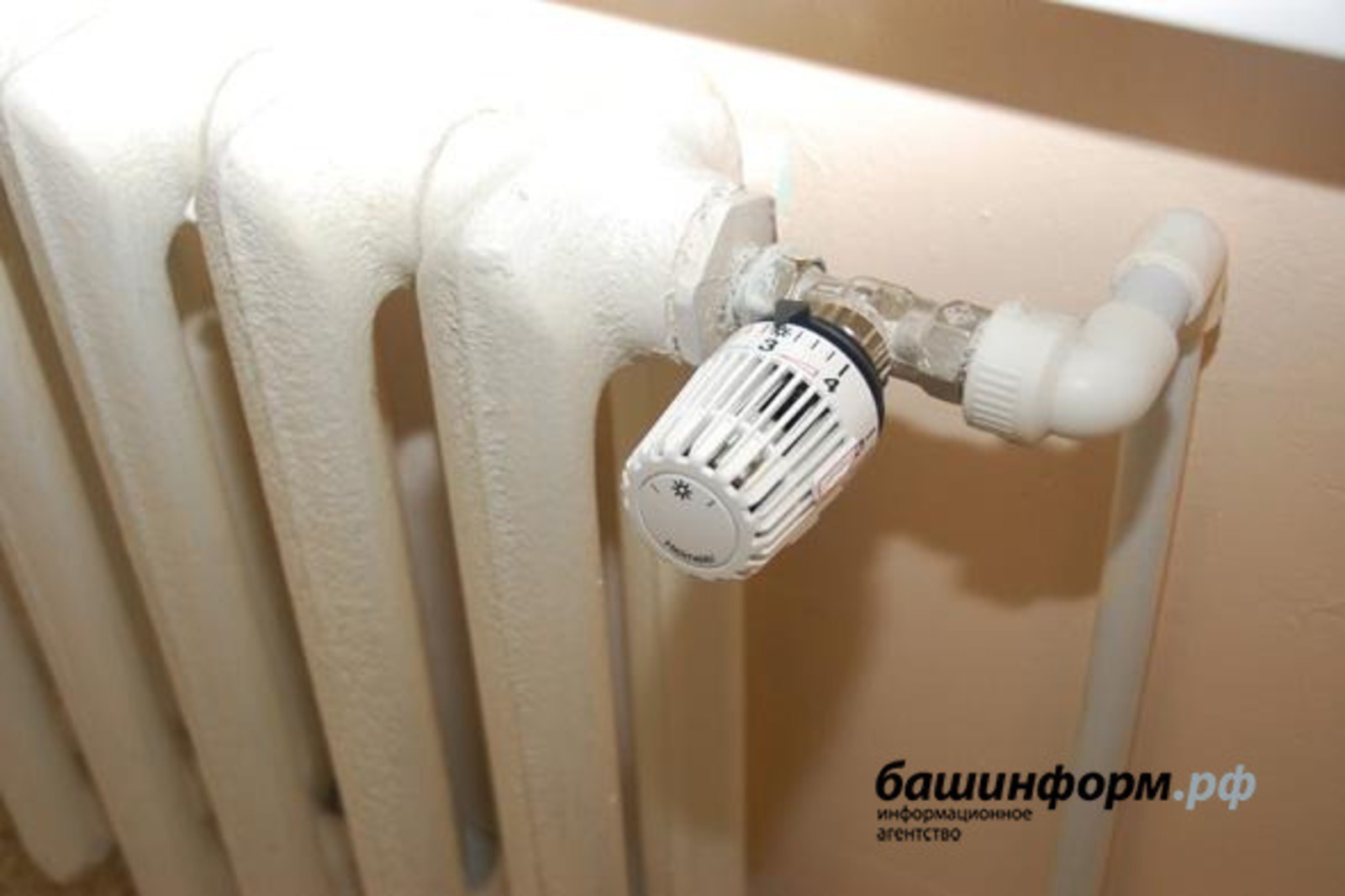 Бережем тепло. Почему закрыли тепло в уфе. Техника тепла уфа. Батарея отопления рука. Почему закрыли тепло в уфе.