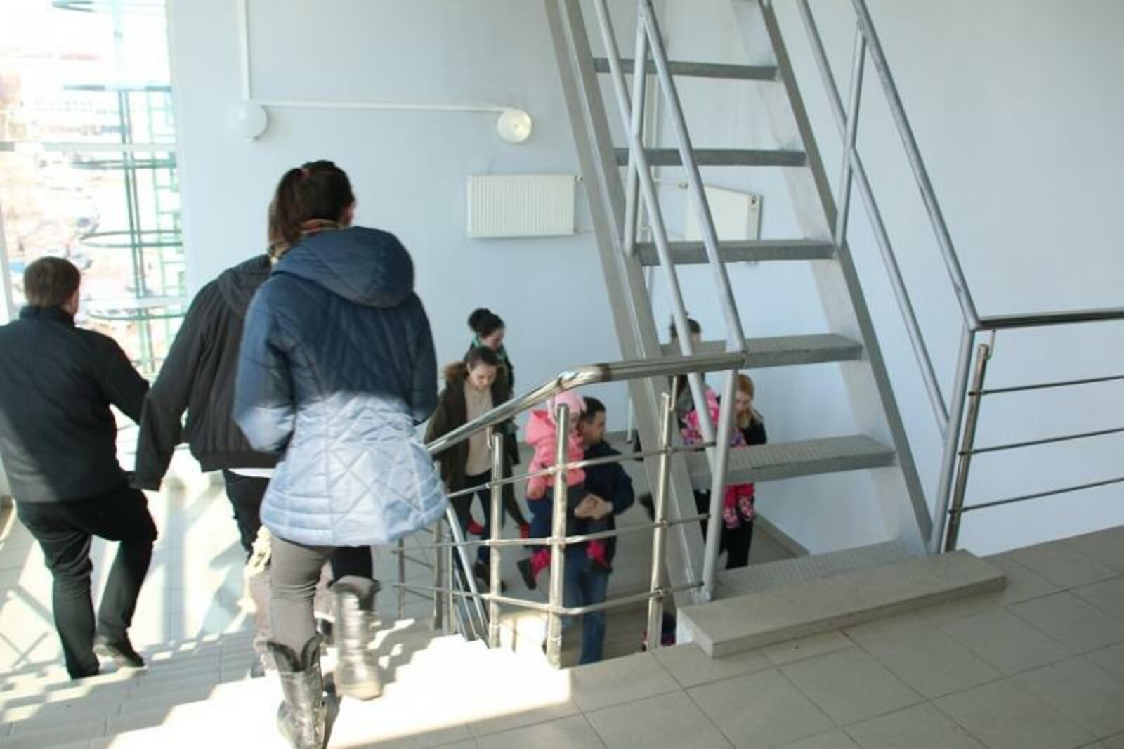 Эвакуация людей при пожаре. Эвакуироваться из здания. Эвакуация людей при пожаре. Эвакуация людей. Эвакуация из дома.