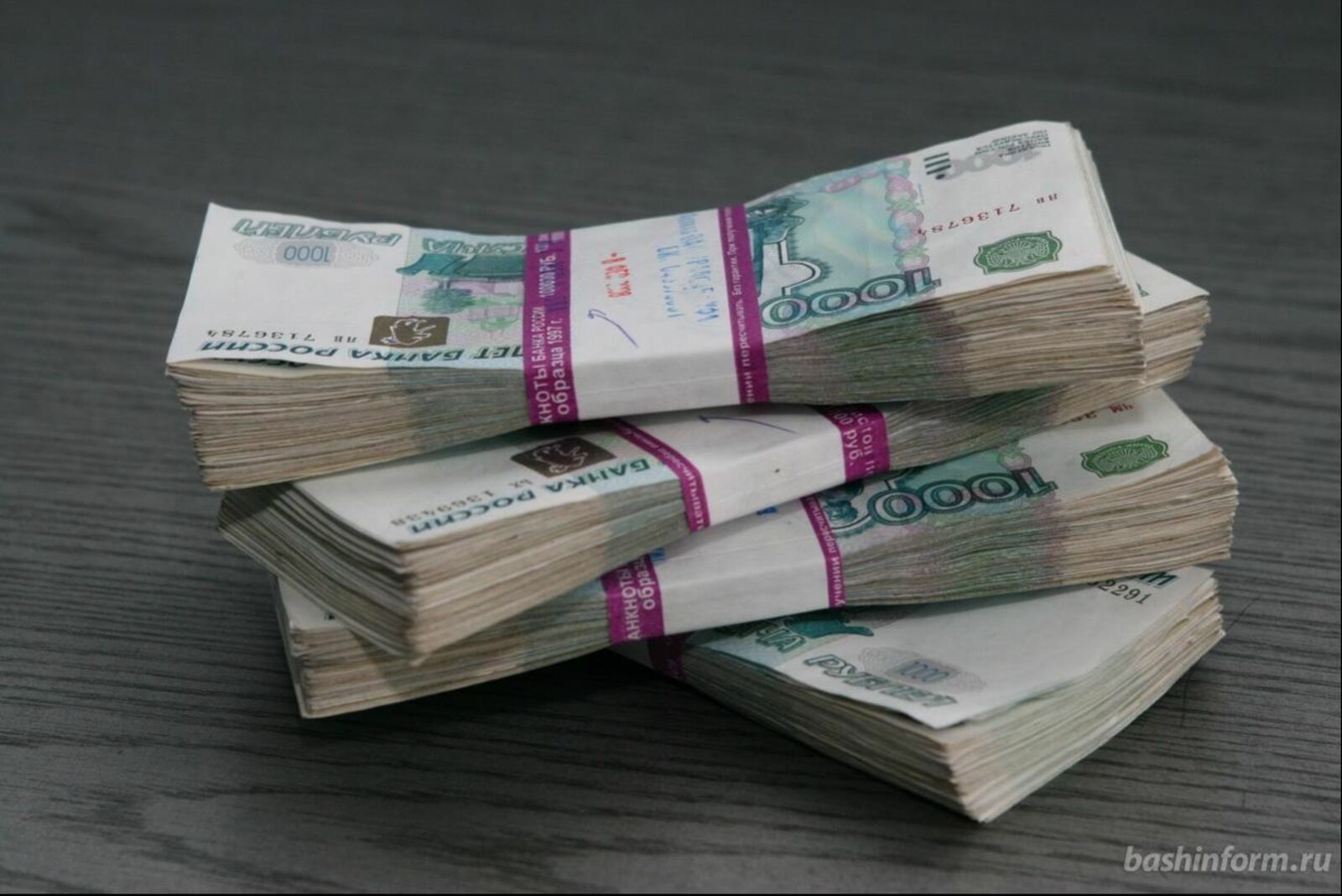 1 млн рублей. Пачка денег. Стопка денег. 500 Тысяч рублей пачка. Деньги полмиллиона рублей.