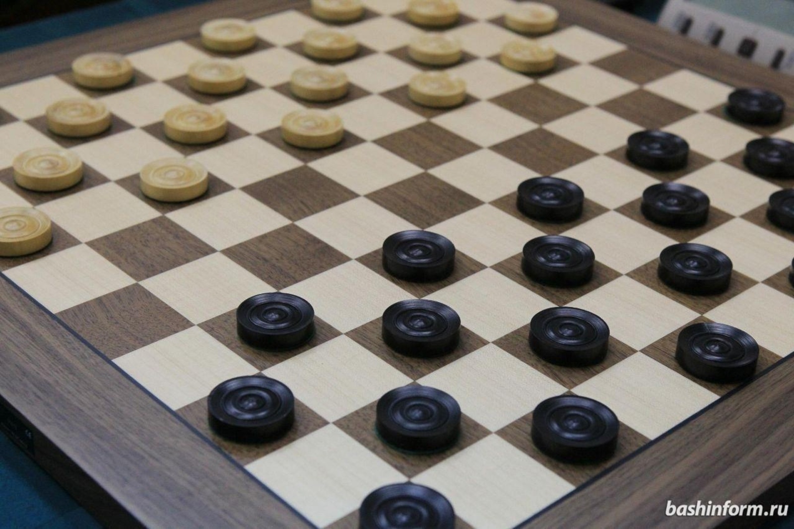 Шашки фото. Стоклеточные шашки. Шашки с44. Международные шашки. 100 Клеточные шашки.