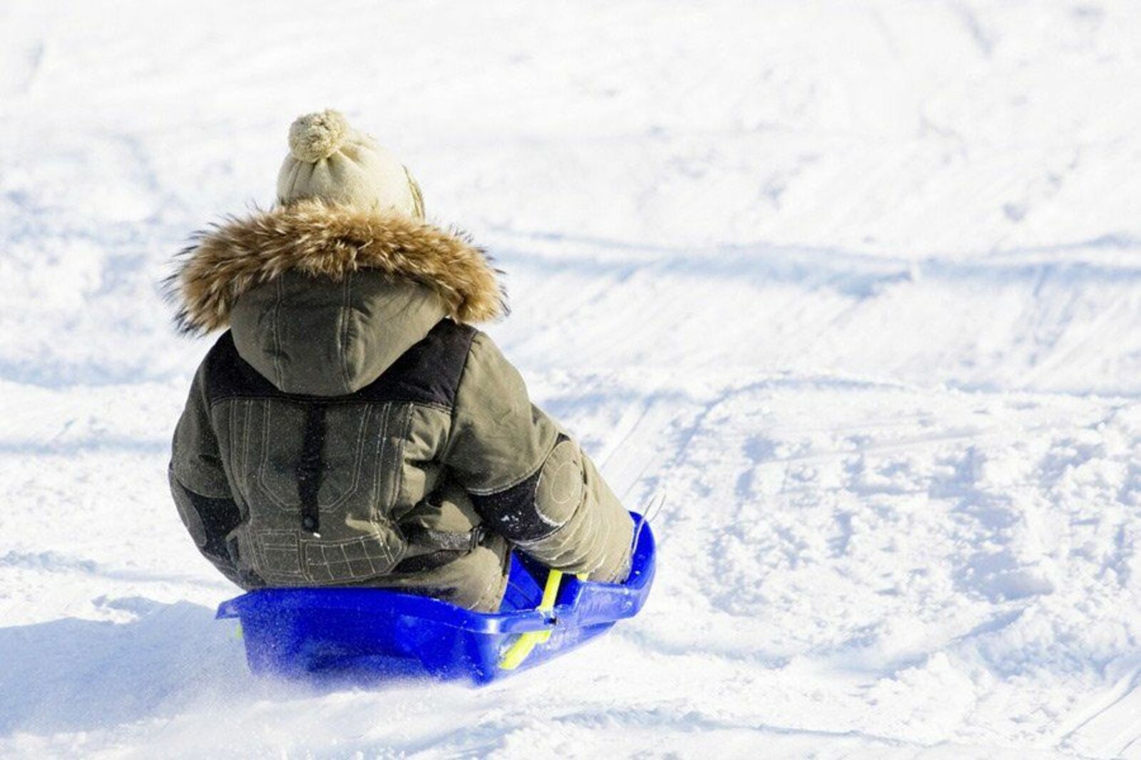 Кататься на ледянке. Катание с горки. Спускается с горки. Скатиться с горки. Скатиться со снежной.