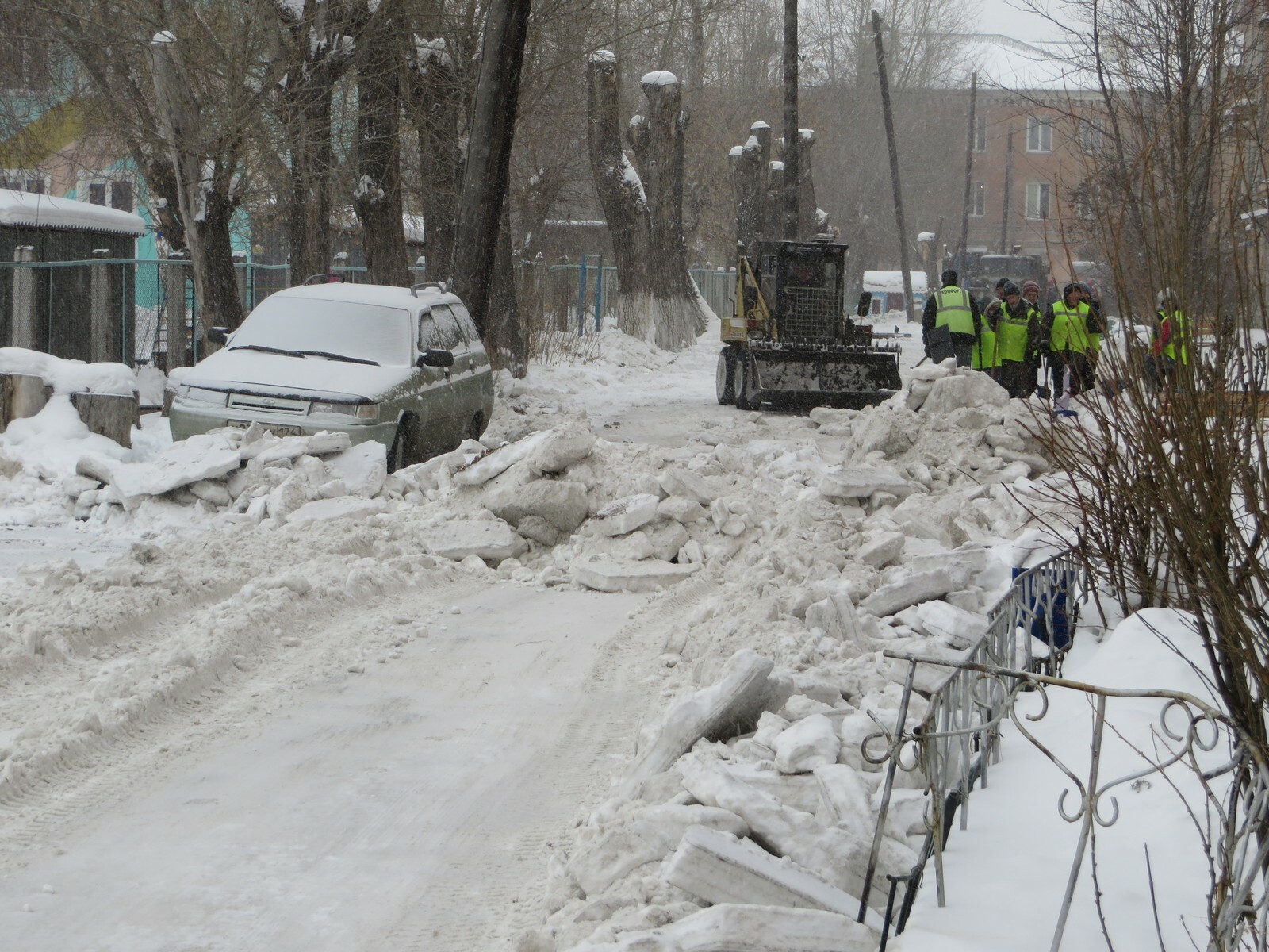 В городе Октябрьском дороги и улицы от снега «почистила» прокуратура