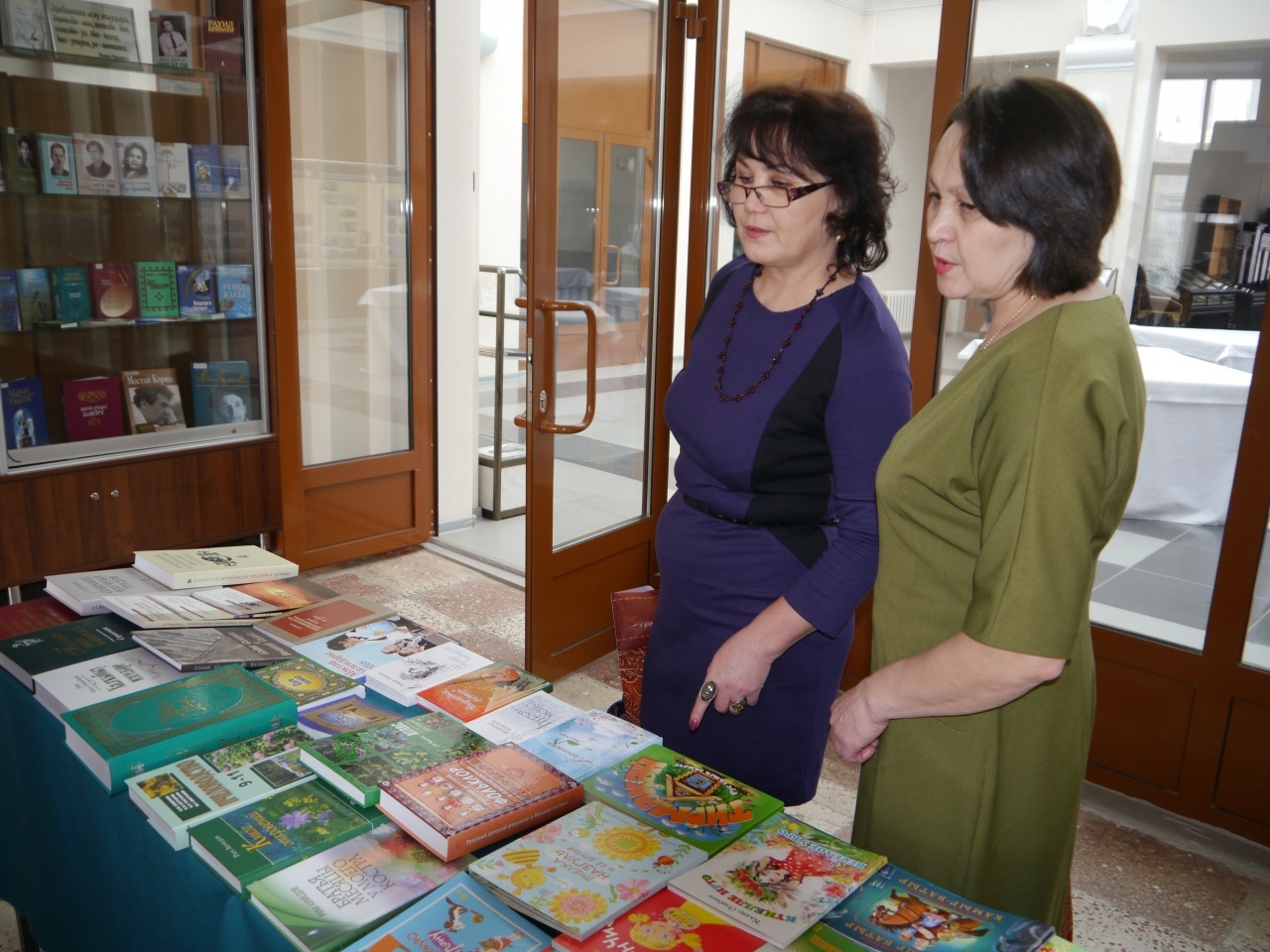 Работа башкортостан библиотека. Центральная библиотека белебей. Первая часть библиотека башкортостане. Библиотекарь молодежь. Первая часть библиотека башкортостане.